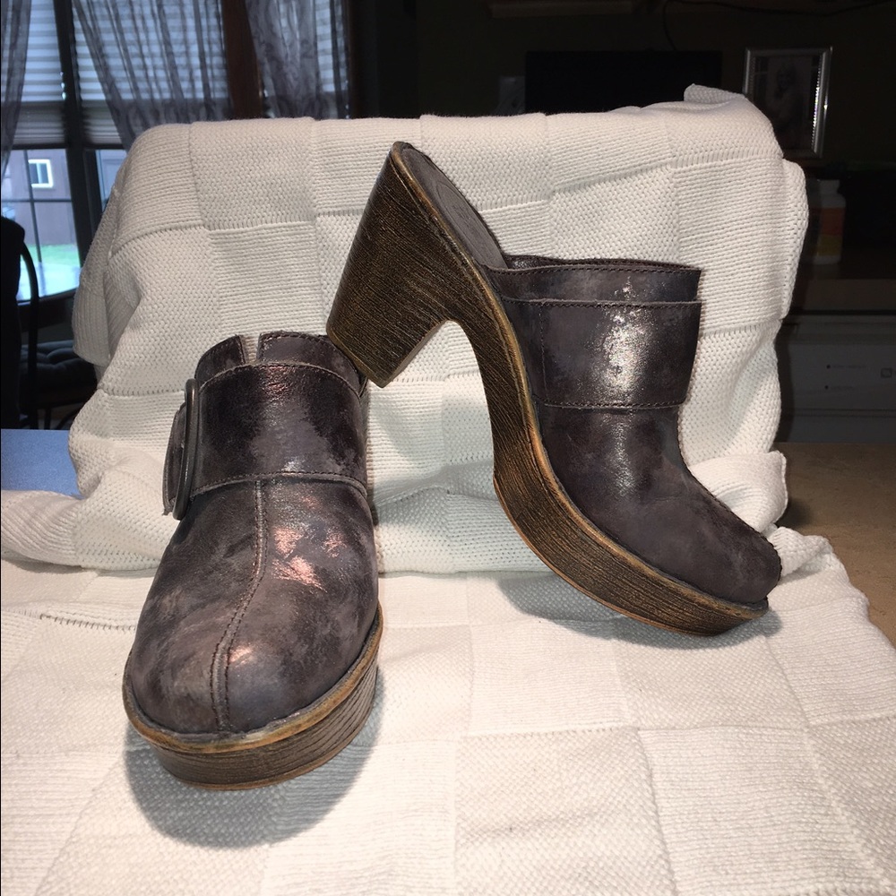 BORN Mauve/Gray metallic finish sz 9 Clog